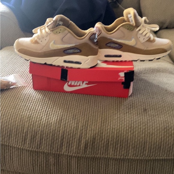 Nike air max 1 they come with 2 different color laces to match the shoes. - Picture 5 of 5